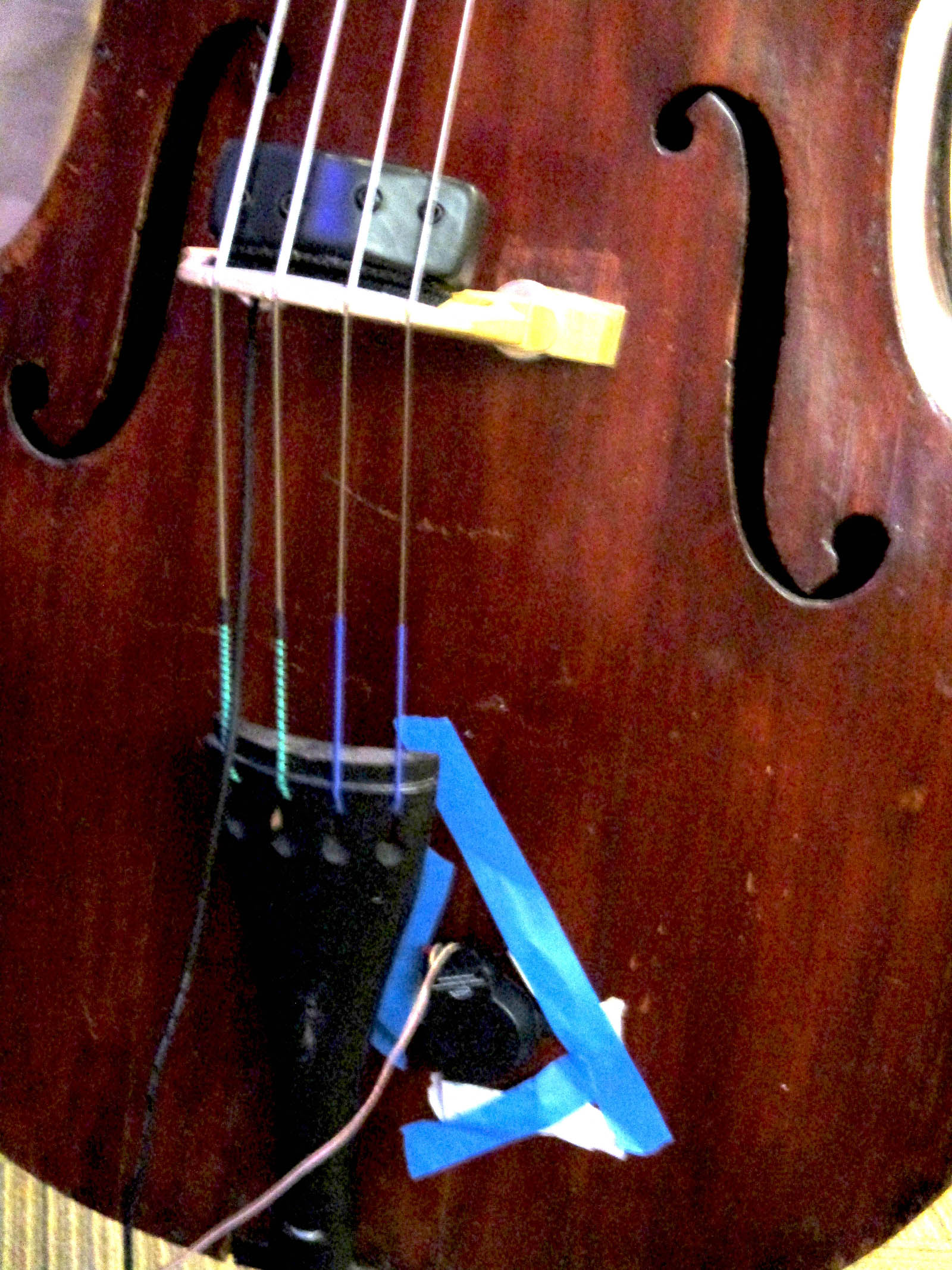 A surface-mounted sensor picking up the vibrations from the cello